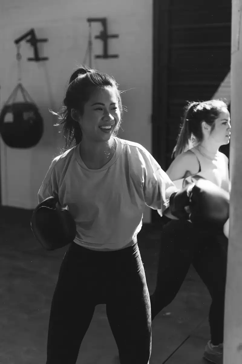 Alunas sorrindo durante o treino