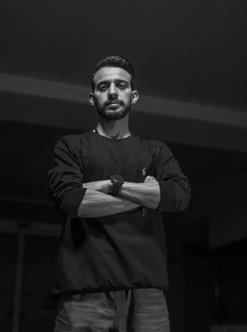 Coach Rafael Kremer de braços cruzados