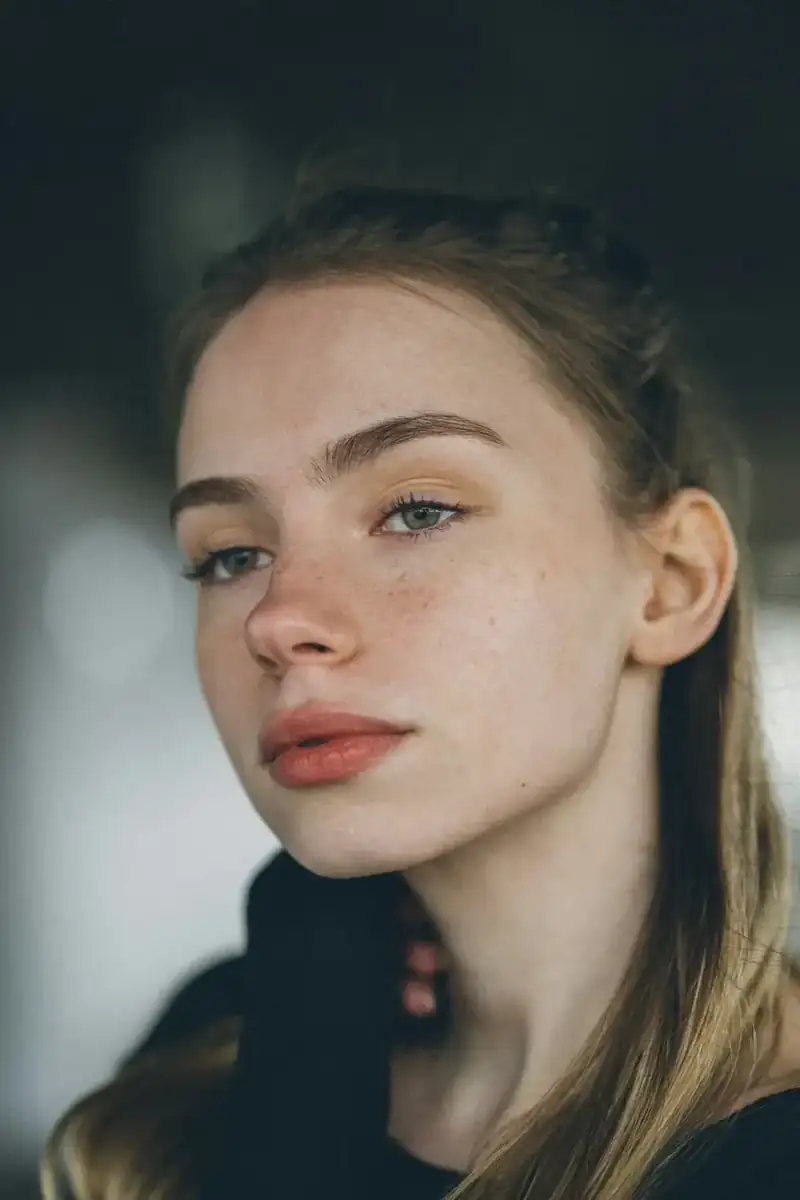 Retrato de mulher jovem com sardas, luz lateral